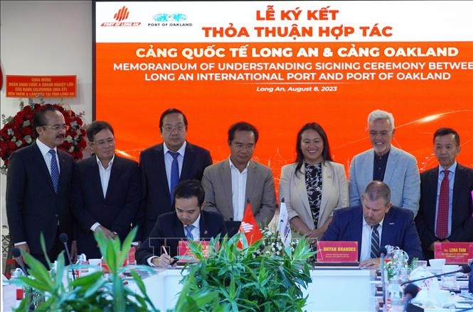 Representatives from Long An International Port and Oakland Port sign a Memorandum of Understanding on cooperation (Photo: VNA)