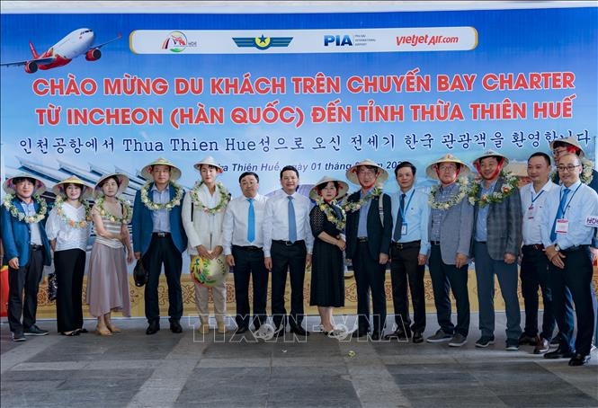  A ceremony is Phu Bai International Airport to welcome the first direct flight connecting Thua Thien - Hue with Seoul (Photo: VNA)