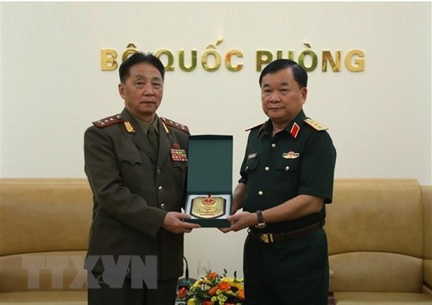 Deputy Minister of National Defence Lieut. Sen. Gen. Hoang Xuan Chien (R) presents a souvenir to Colonel Kim Myong Chol, Defence Attaché of the Democratic People’s Republic of Korea (DPRK). (Photo: VNA)