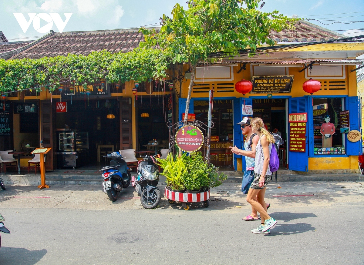 Foreign tourists at Hoi An ancient town 