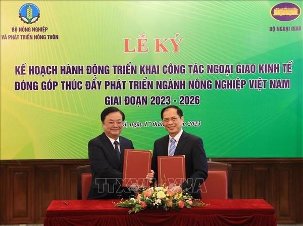 Minister of Foreign Affairs Bui Thanh Son (right) and Minister of Agriculture and Rural Development Le Minh Hoan at the signing ceremony