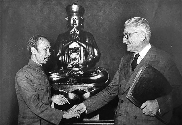 STAR OF THE SHOW: President Hồ Chí Minh (left) and French Minister of the Colonies Marius Moutet in Paris on September 14, 1946. — File Photo of VNA