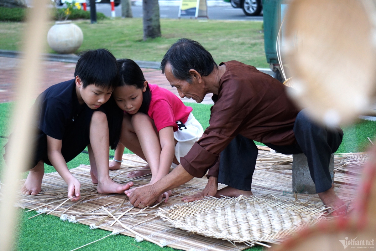 Children are fond of creating bamboo and rattan products.