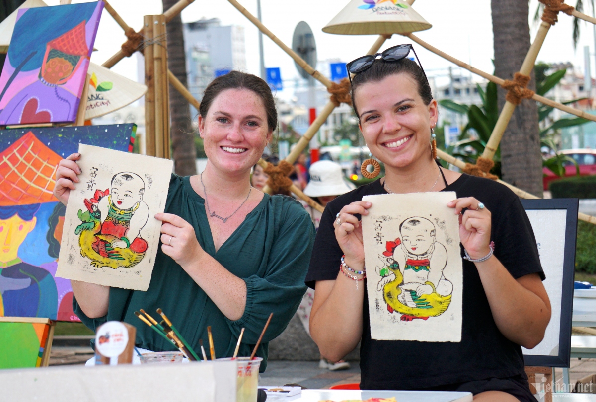 Two tourists from the US are excited at printing Dong Ho folk paintings which originate in Thuan Thanh district of Bac Ninh province. Dong Ho paintings have about 300 years of history in the nation’s northern region.
