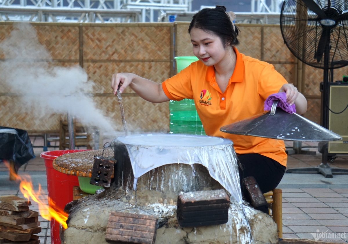 A corner helps tourists to experience how to make Tuy Loan rice paper originating from Tuy Loan ancient village in Da Nang.