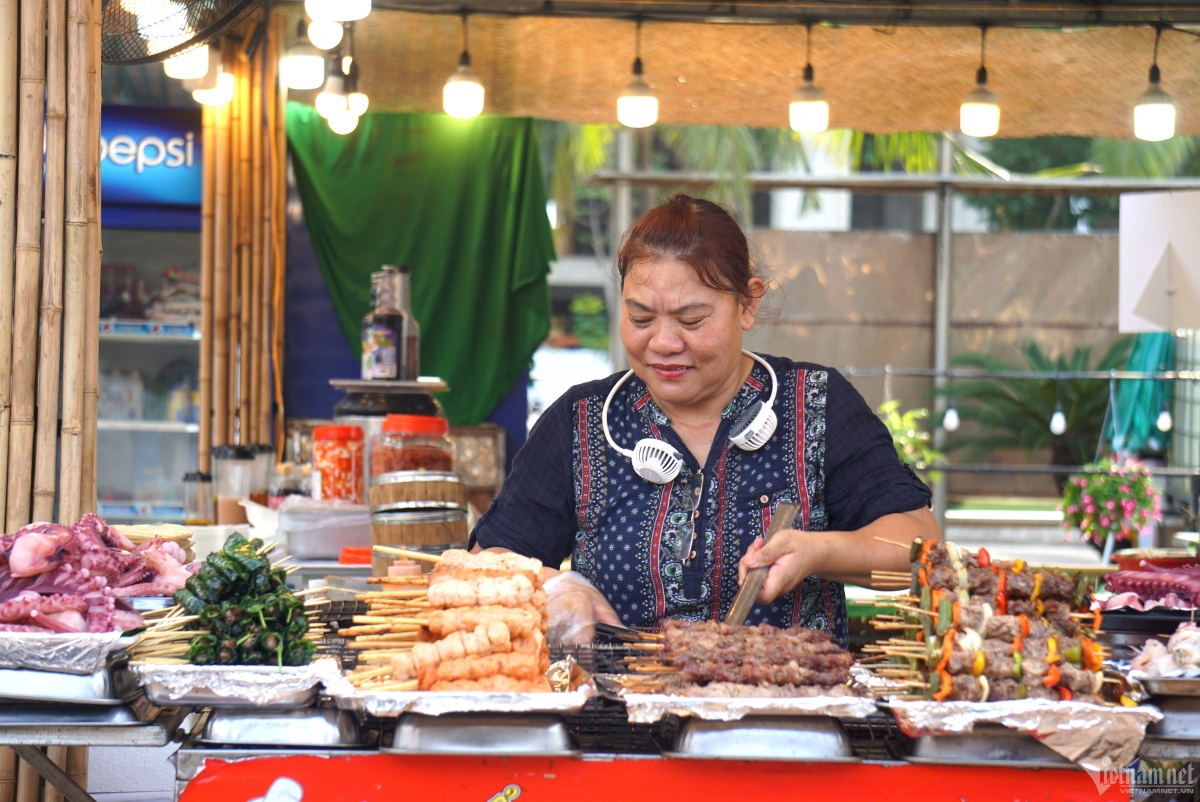 Traditional dishes such as banh beo (steamed cake), Quang noodles, and Hue noodles offer interesting experiences for visitors.
