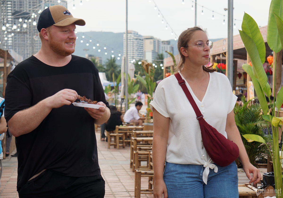 Jorik from Belgium shares that it’s the first time he has experienced a cuisine space in Vietnam, with all dishes on offer being superb.