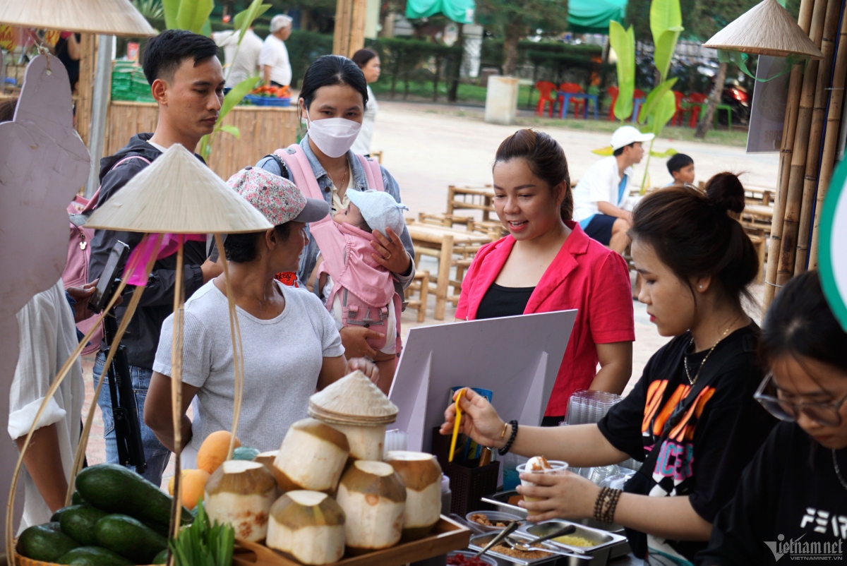 The cuisine space attracts crowds of visitors keen to try new food.