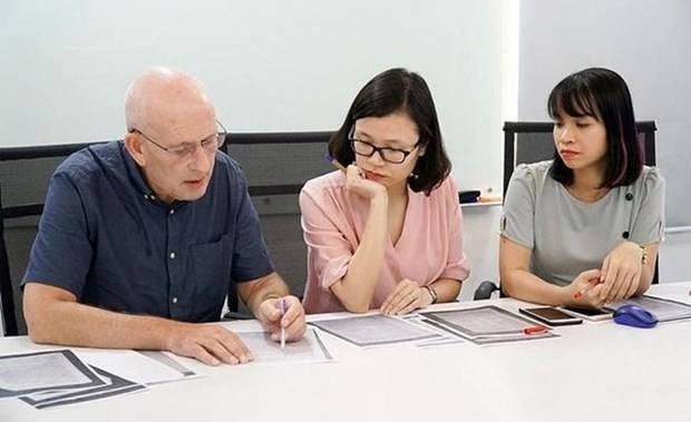 Procedures to be streamlined to grant work permits to foreigners in Vietnam (Photo: Daidoanket.vn)