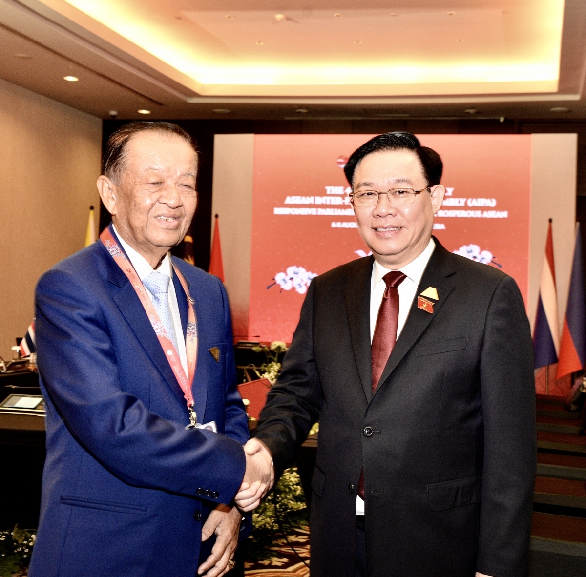 National Assembly (NA) Chairman Vuong Dinh Hue (R) meets with Speaker of the House of Representatives of Thailand Wan Muhamad Noor Matha 