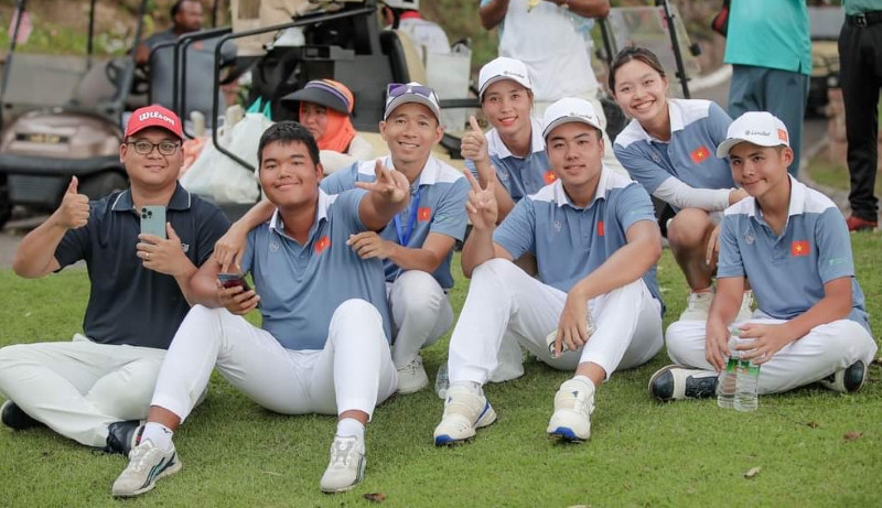 Vietnamese golf team wins a silver medal at the Putra Cup. (Photo: Nhandan.vn)