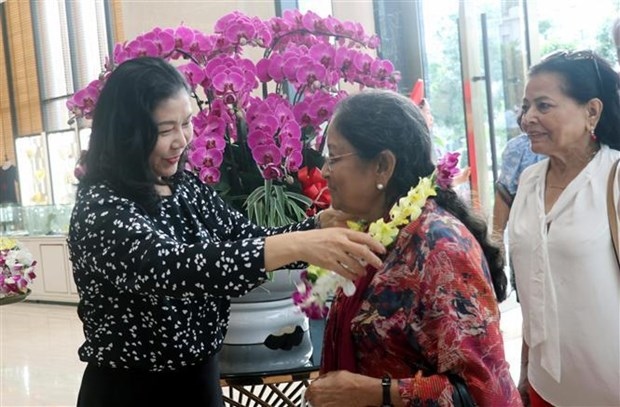 A representative from the Quang Ninh Department of Tourism welcomes Indian visitors