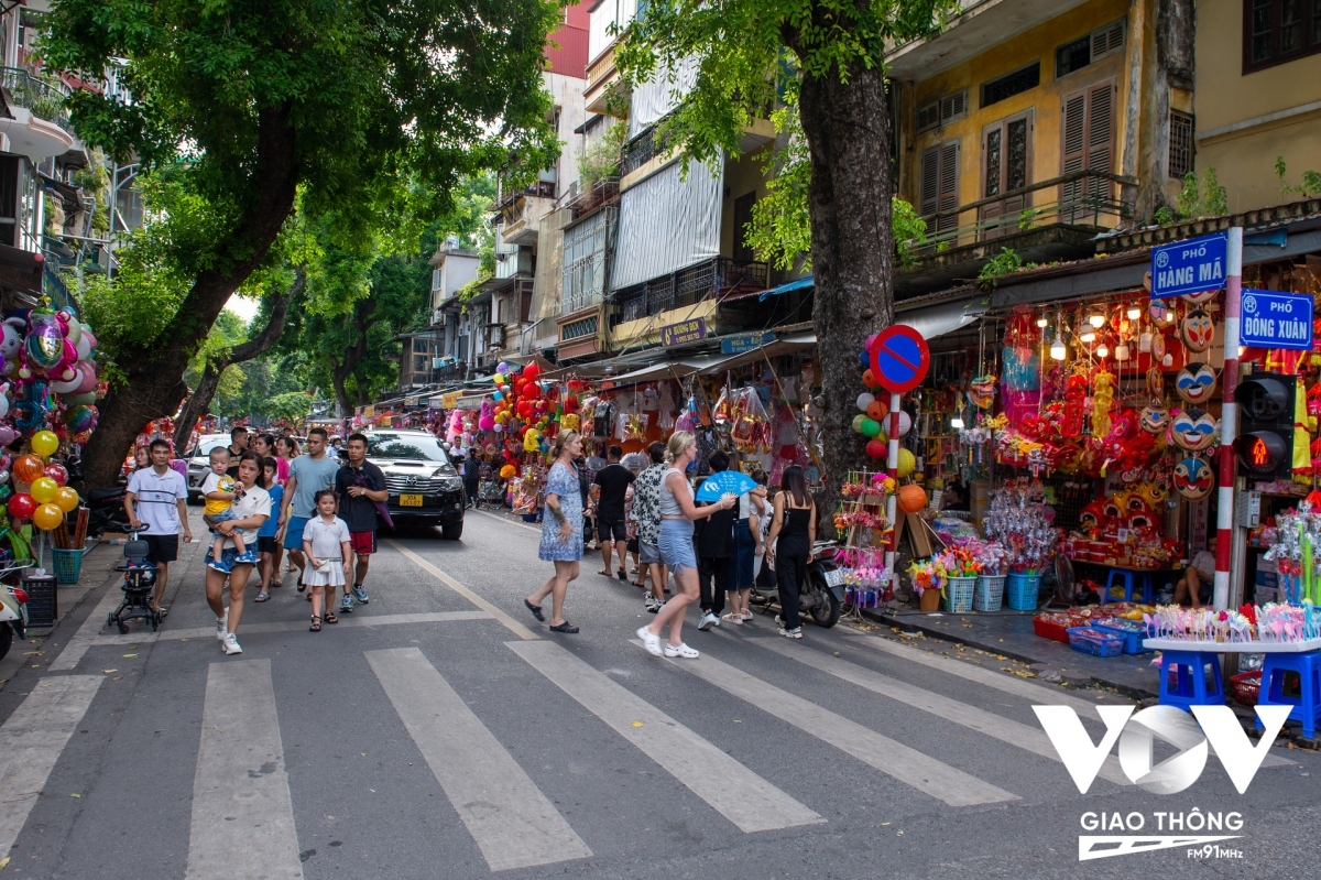 With just one month to go, the atmosphere on Hang Ma street is already extremely festive these days.