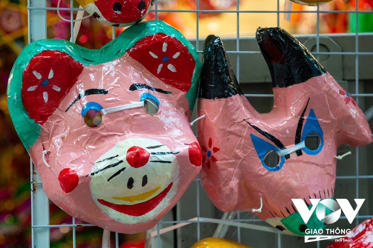 Children prefer traditional masks worth VND10,000 each.