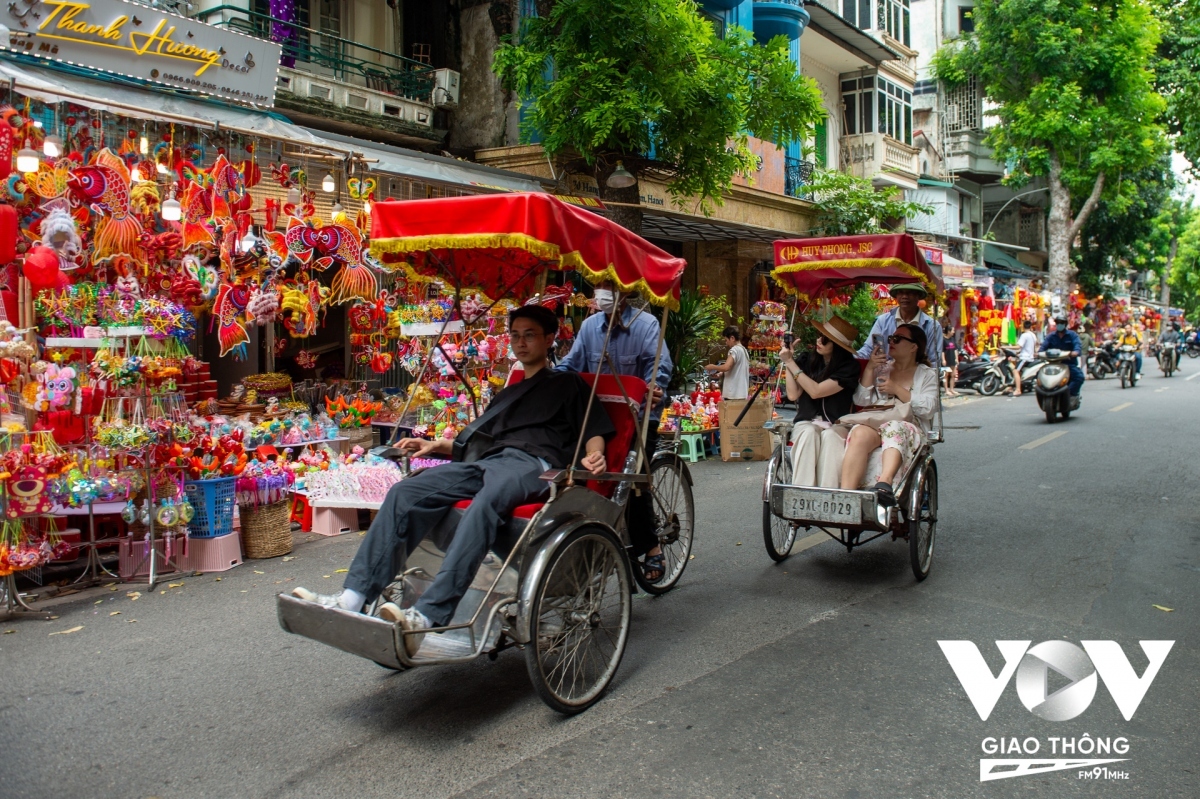 The festive atmosphere at Hang Ma street also draws plenty of attention from foreign tourists.