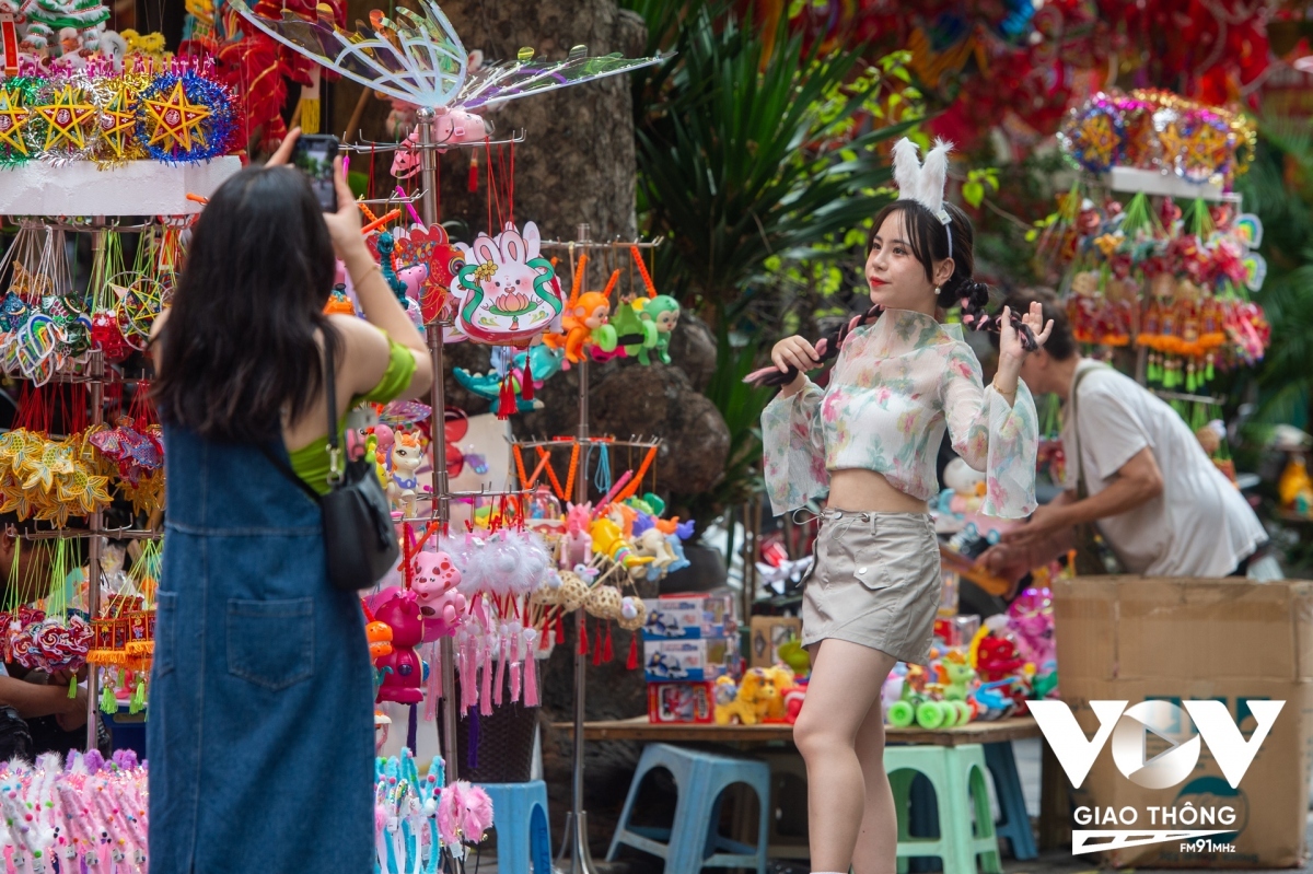 The street is not only a place for trading, but also a fascinating destination to visit and experience the festive atmosphere of the capital’s Old Quarter.