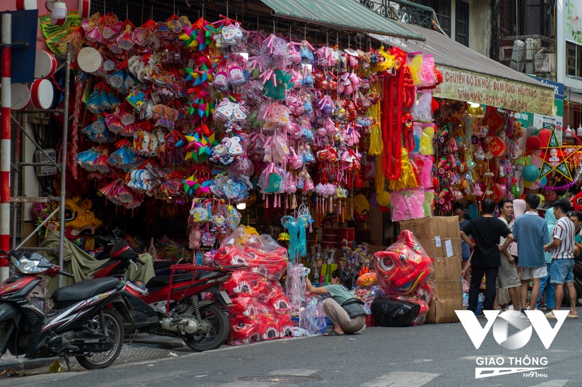 Every Mid-Autumn festival the street lights up full of colourful lanterns of various types, and a myriad of eye-catching decorative items.