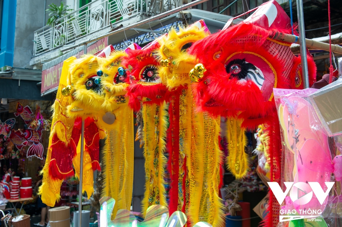 Paper-made lion heads worth VND400,000 each are put on on sale.