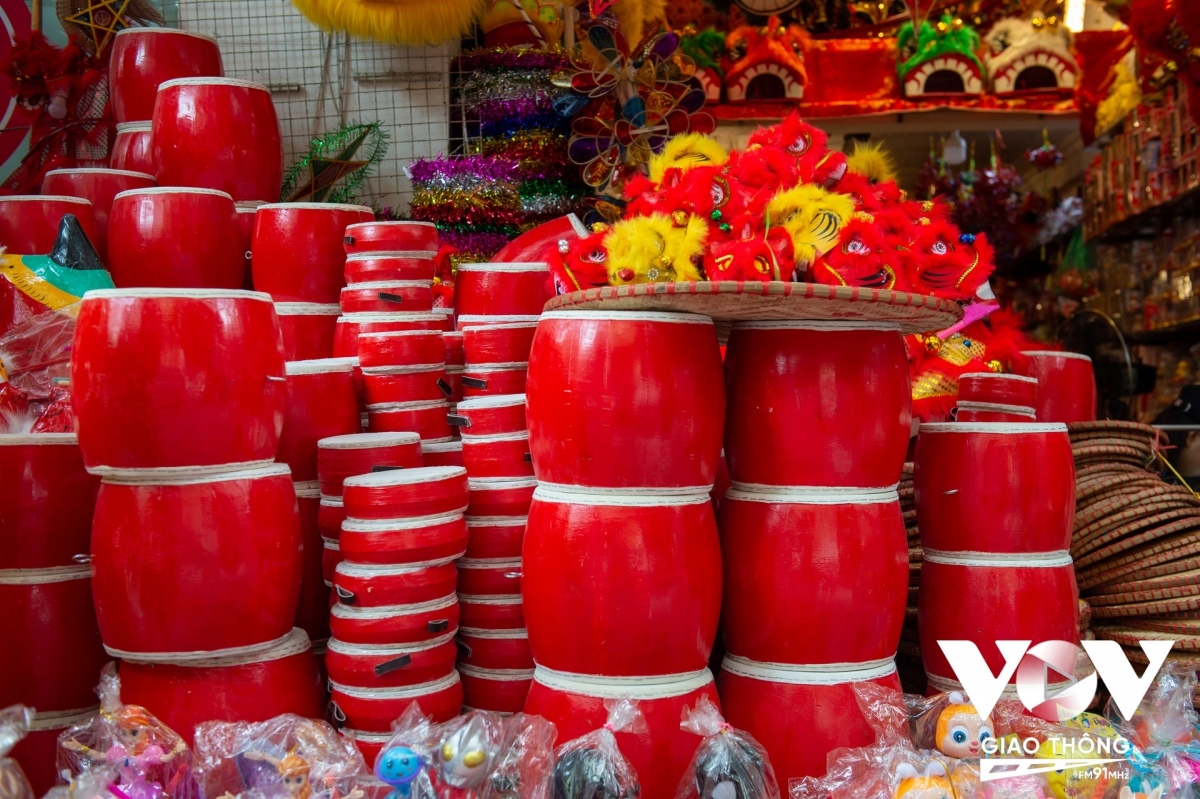 Drums valued at VND50,000 to VND70,000 each are indispensable items during the festival.