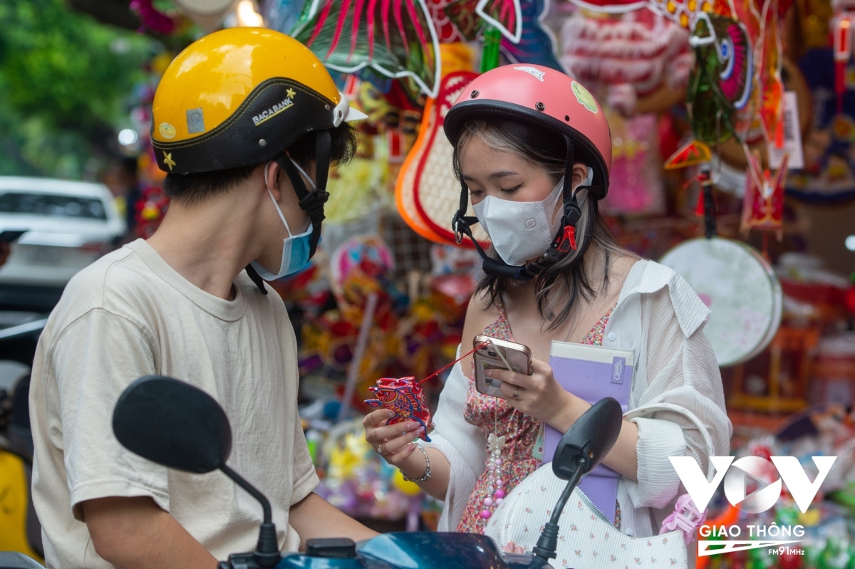 Youngsters choose items for house decoration ahead of the Mid-Autumn festival.