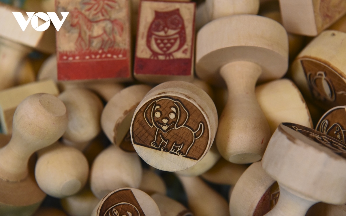 Toan recalls that he had worked as a mathematics teacher in Tay Ho district in the 1990s, but later quit his job due to a small income and began to work on wood carving.