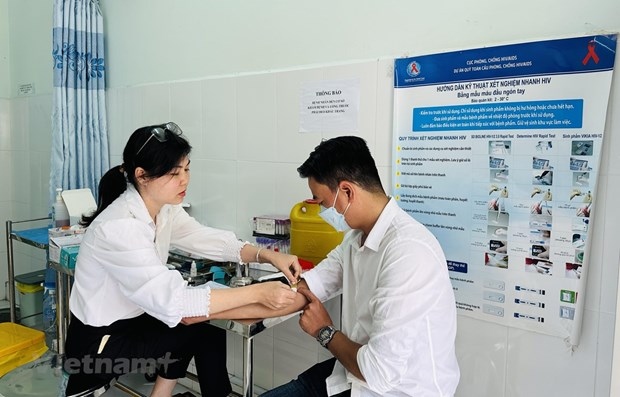 Taking blood for HIV testing of a patient - Illustrative image (Photo: VNA)