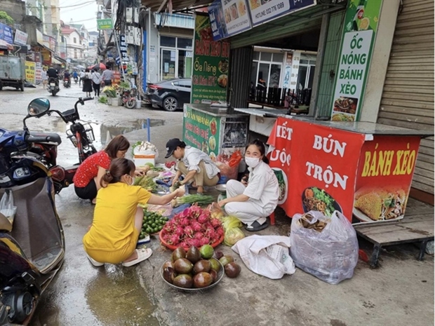 Female workers of Hanoi’s North Thang Long Industrial Zone earn more money by selling food in the market.