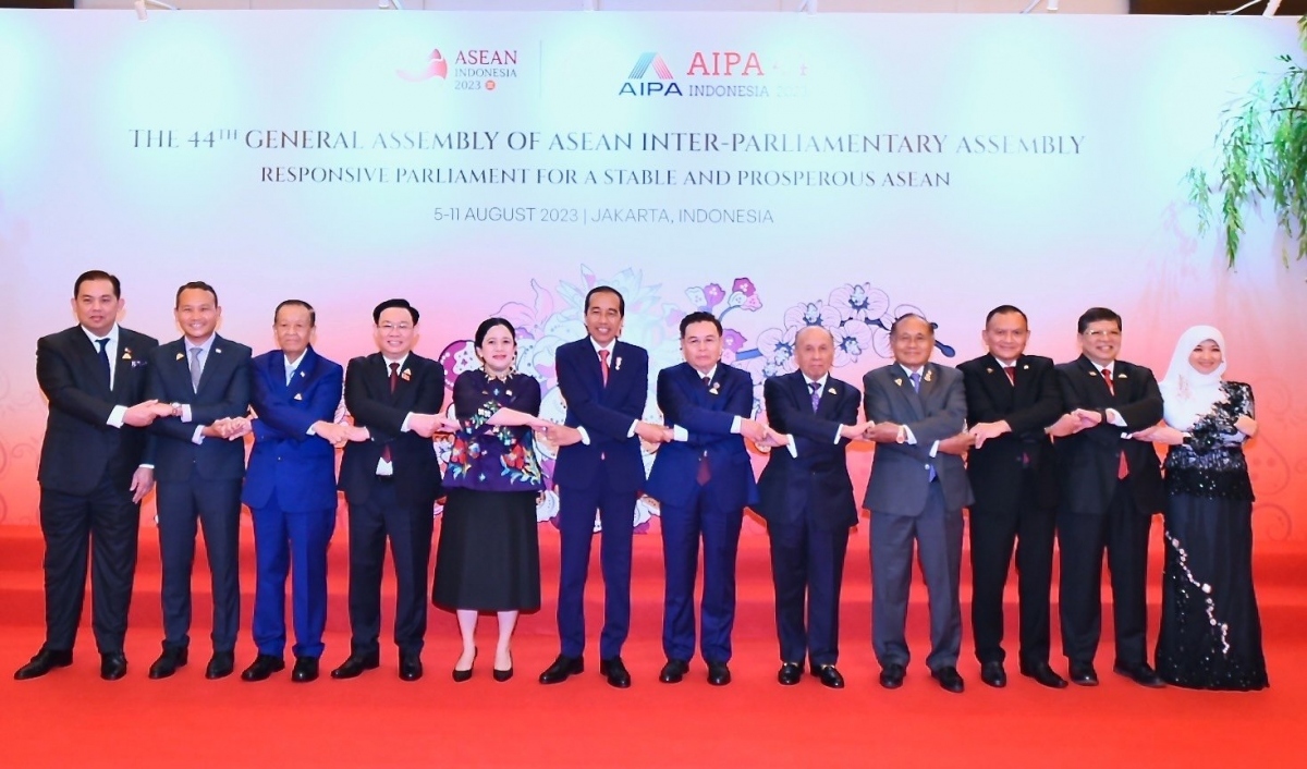 NA Chairman Vuong Dinh Hue (fourth from left) poses for a photo with the heads of AIPA-44 participating delegations