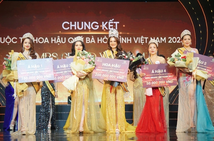 The winners of the Mrs Grand Vietnam 2023 pageant are announced at the grand finale held on August 30 in Hanoi. (Photo: Tuoitre.vn)