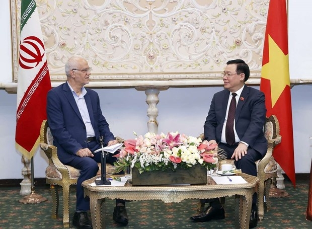 NA Chairman Vuong Dinh Hue (R) receives President of the Iran-Vietnam Friendship Association Seyed Kamal Sajjadi in Tehran on August 8. (Photo: VNA)