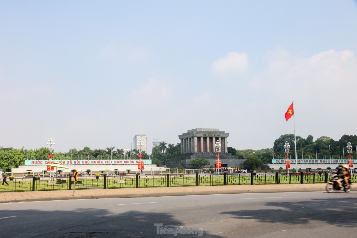 In Ba Dinh Square, red flags and beautiful flowers are hung around Ho Chi Minh Mausoleum to create a jubilant atmosphere aimed at welcoming in the country’s major national holiday.