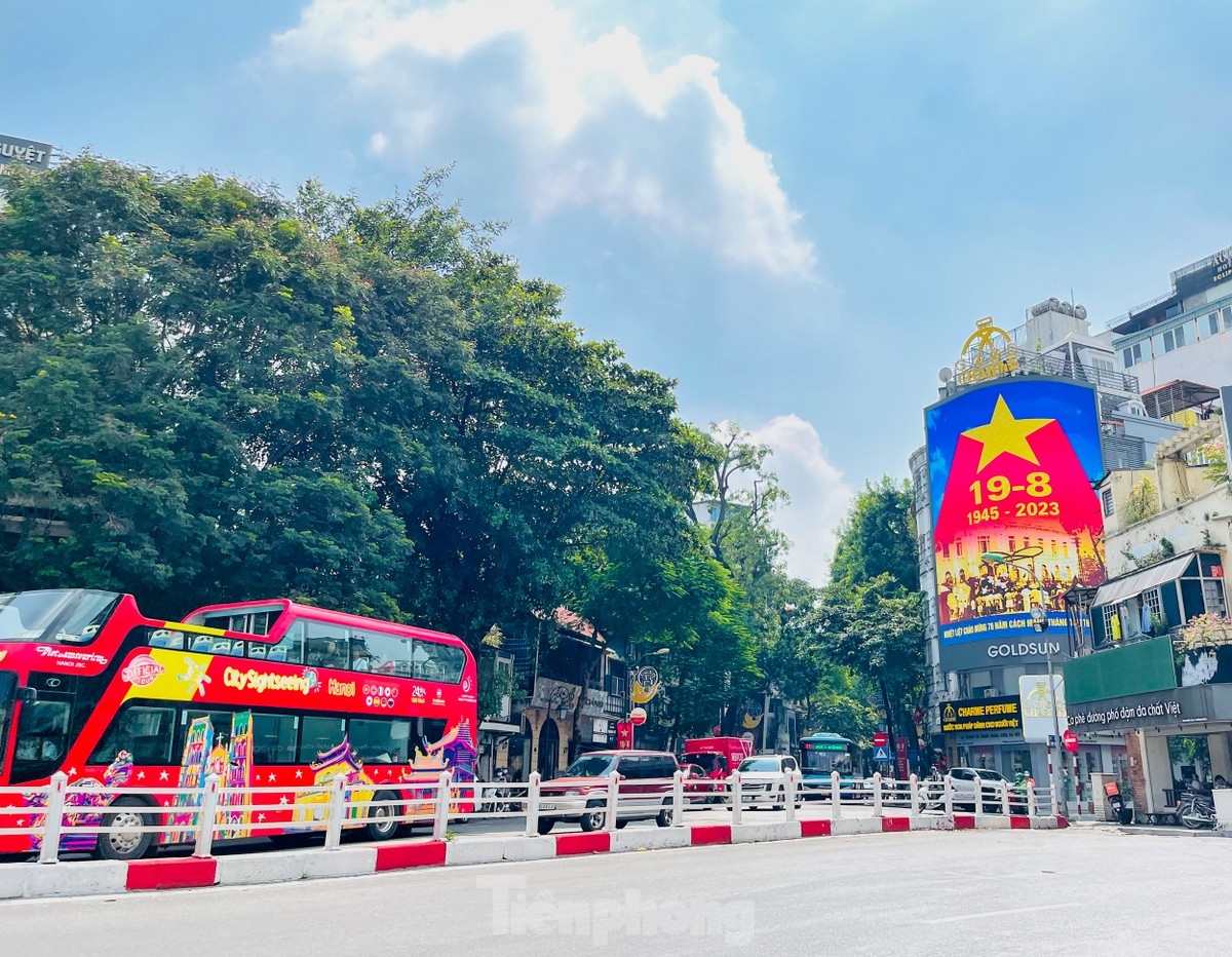 A large LED screen used to celebrate the August Revolution and National Day is hung at Cua Nam crossroads, featuring various videos about historical moments in 1945.