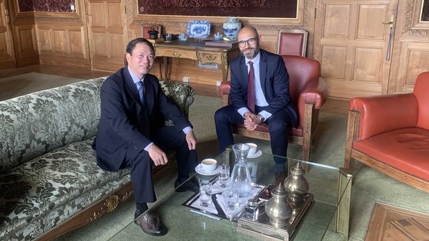  Secretary-General of the Permanent Court of Arbitration (PCA) in The Hague Marcin Czepelak (R) receives Vietnamese Ambassador to the Netherlands Pham Viet Anh (Photo: VNA)