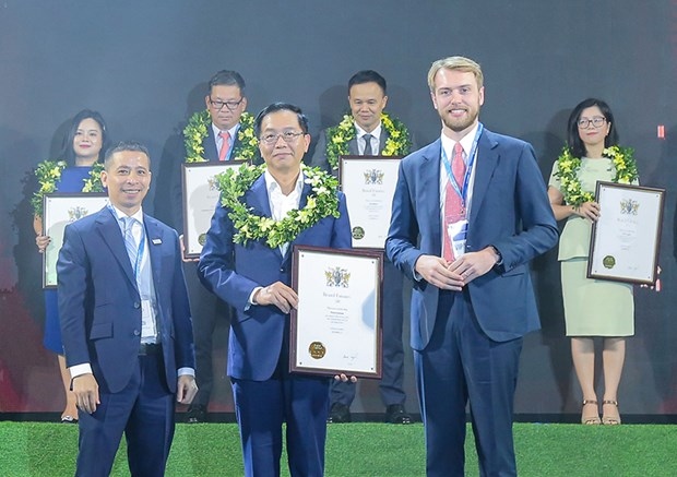 Tran Quang Dung, Head of Communication and Corporate Culture Department represents Petro Vietnam at a ceremony to honour the brand as one of the 10 most valuable Vietnamese brands in 2023 (Photo:baobariavungtau.com.vn)