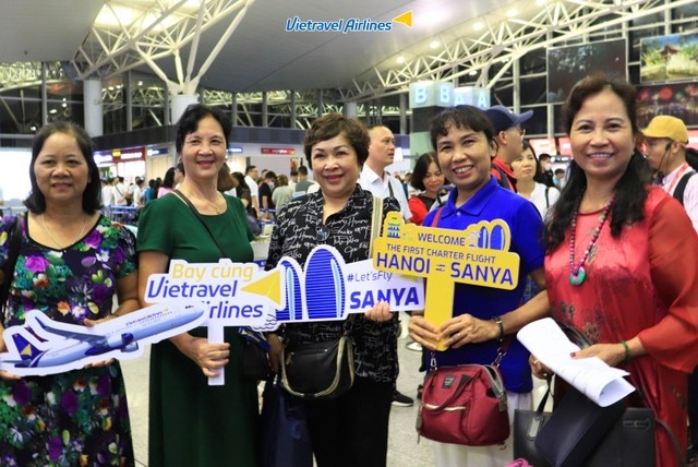 Most of the passengers on the first direct flight connecting Hainan to Hanoi are tourists (Photo: tinnhanhchungkhoan.vn)