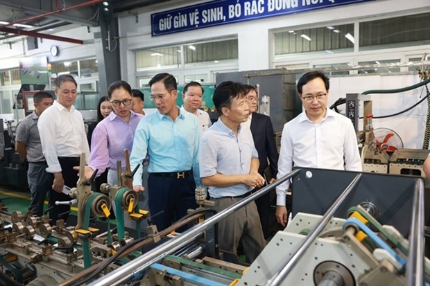 Choi Joo Ho, President of Samsung Vietnam (first from right) and experts visit a factory under the project. (Photo courtesy of Samsung Vietnam)