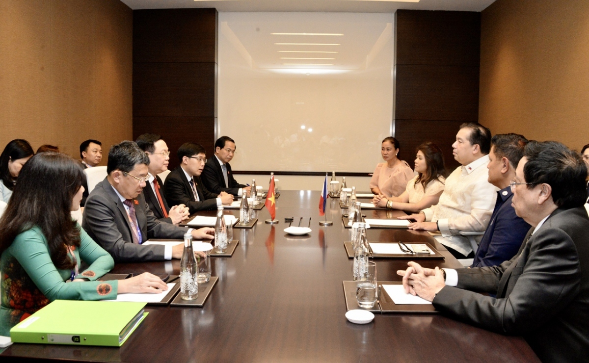 At the meeting between National Assembly  Chairman Vuong Dinh Hue and Speaker of the Philippine House of Representatives Ferdinand Martin Romualdez