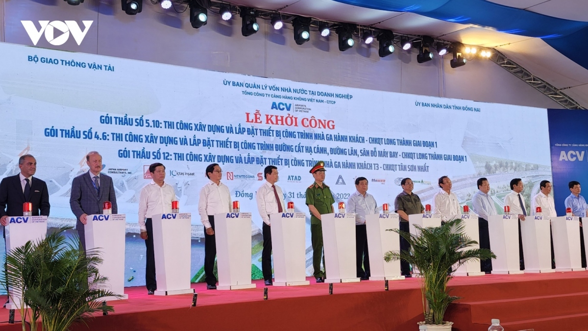 Delegates press the button to start construction work on a passenger terminal at the Long Thanh International Airport and the third terminal (T3) of the Tan Son Nhat International Airport 