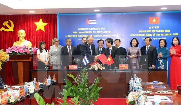 Vietnamese and Cuban representatives at the signing ceremony of memorandum of understanding (MoU) for cooperation between Binh Duong province and Artemisa province. (Photo: VNA)