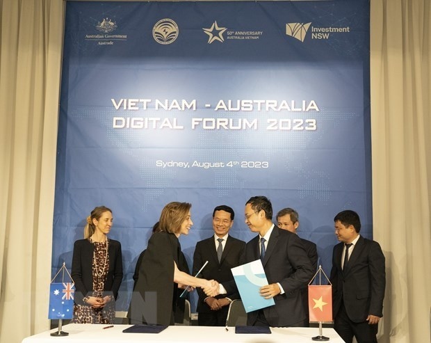 The signing of a memorandum of understanding (MoU) between Vietnam's Posts and Telecommunications Institute of Technology and its Australian partners.