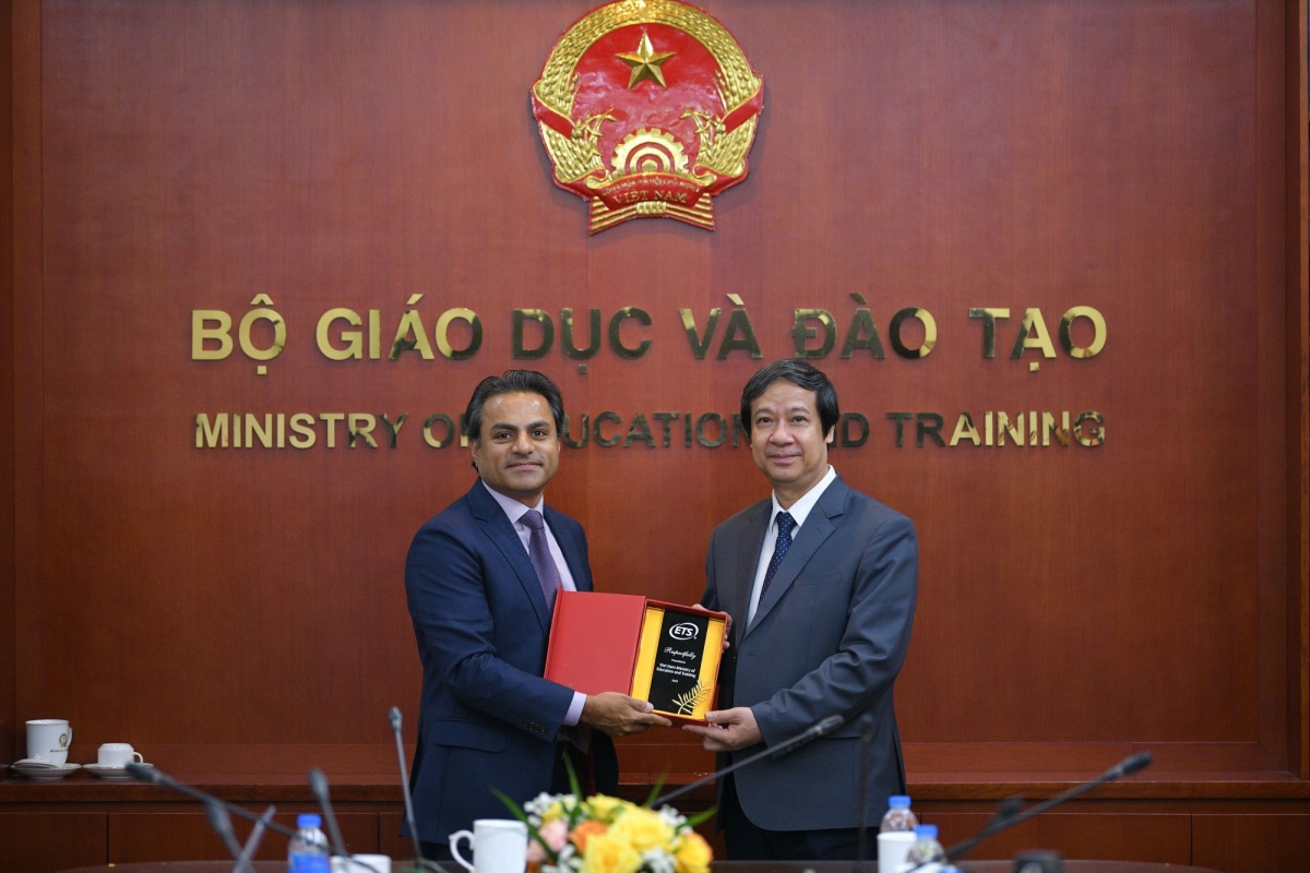 Minister of Education and Training Nguyen Kim Son (R) holds a meeting with Rohit Sharma, senior vice president of Global Higher Education and Workskills at the ETS on August 7 in Hanoi. (Photo courtesy of Ministry of Education and Training)