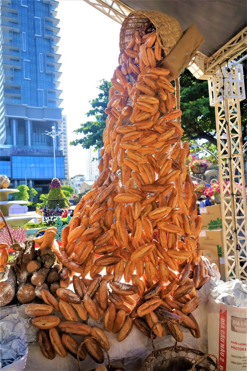 A bread tower model created during the Nha Trang - Khanh Hoa Sea Festival 2023 set a record for being the largest in the country. (Photo: Plo.vn)