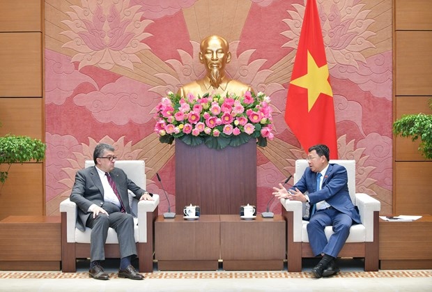 Chairman of the National Assembly's Committee for Foreign Affairs Vu Hai Ha (R) and Armenian Ambassador to Vietnam Vahram Kazhoyan at their meeting in Hanoi on August 2. (Photo: VNA)