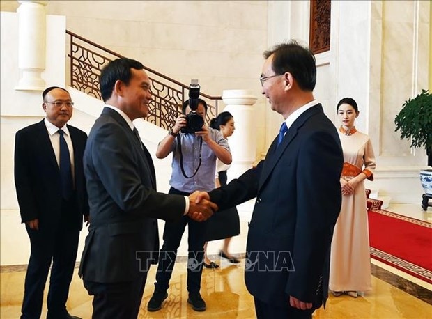 Deputy Prime Minister Tran Luu Quang (left) and Secretary of the provincial Party Committee of China’s Yunnan province Wang Ning