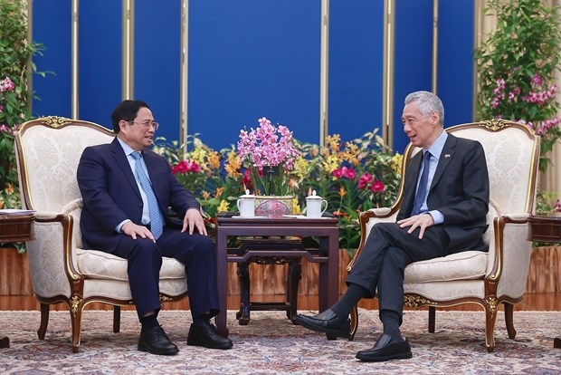 Prime Minister Pham Minh Chinh holds talks with his Singaporean counterpart Lee Hsien Loong during his official visit to Singapore in February 2023. (Photo: VNA)