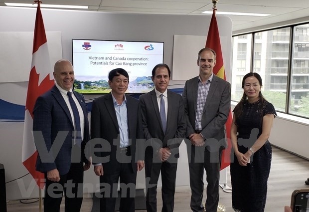 Chairman of Cao Bang province’s People’s Committee Hoang Xuan Anh (second from left) with representatives from sectors of Ontario province