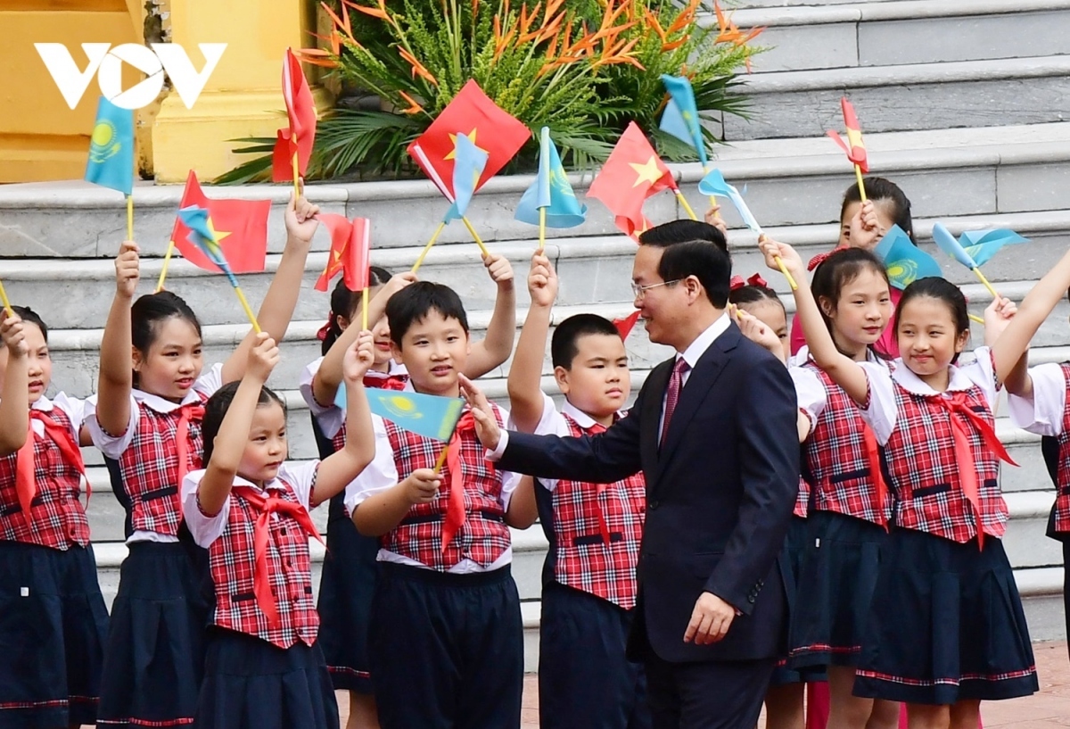 President Vo Van Thuong chairs an official welcome ceremony for his Kazakh counterpart on August 21 in Hanoi.