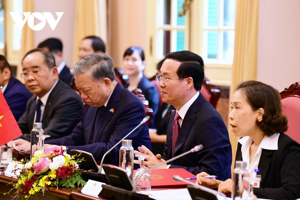 President Thuong and his Kazakh counterpart hold talks immediately after the conclusion of the welcome ceremony.