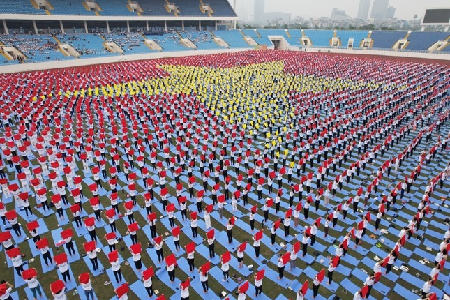 Largest yoga performance to shape national flag sets national record. (Photo: Tienphong.vn)