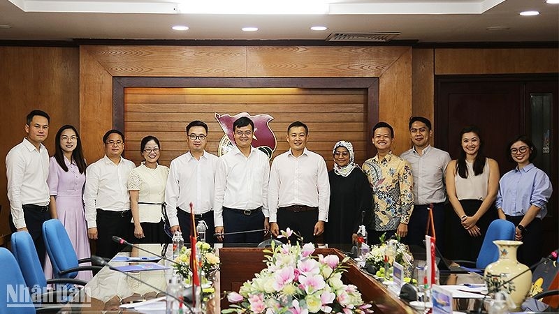 Representatives of the Ho Chi Minh Communist Youth Union Central Committee of Vietnam and the National Youth Council of Singapore hold a meeting in Hanoi on August 28. (Photo: Nhandan.vn)